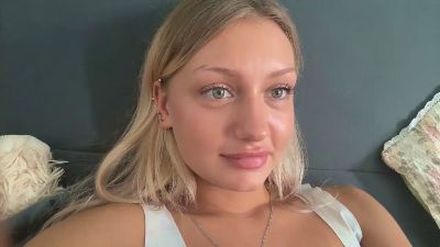 AdrieneQuadnau live cam on Cam4