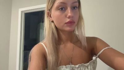 AdrieneQuadnau live cam on Cam4
