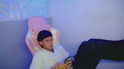Akyra_latin live cam on Cam4