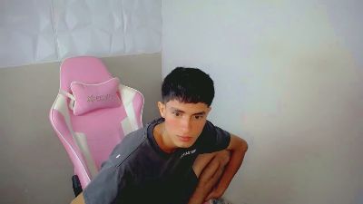 Akyra_latin live cam on Cam4