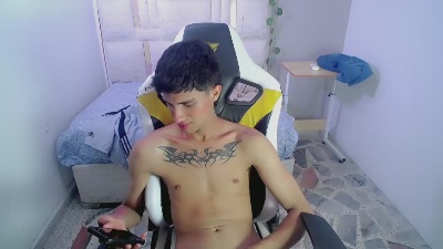 Akyra_latin live cam on Cam4