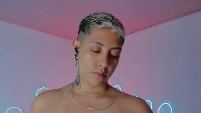 Aleja_2 live cam on Cam4