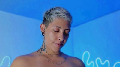 Aleja_2 live cam on Cam4