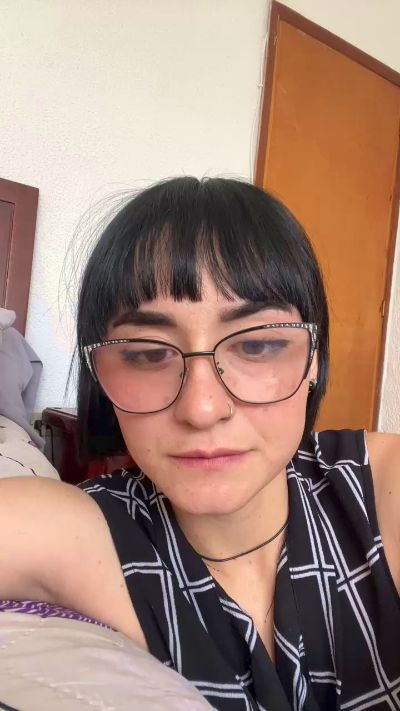 Aleja_b live cam on Cam4