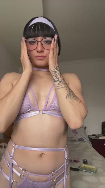 Aleja_b live cam on Cam4