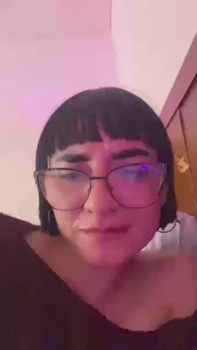 Aleja_b live cam on Cam4