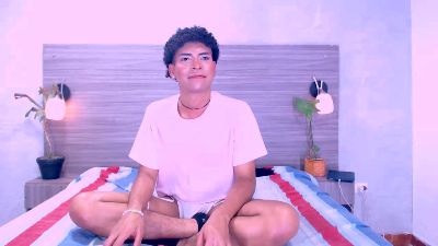 Alejandro_Curls live cam on Cam4