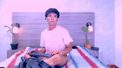 Alejandro_Curls live cam on Cam4