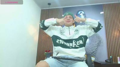 AlejoBussnek live cam on Cam4