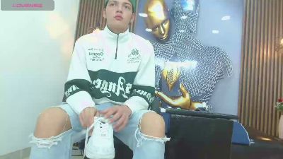 AlejoBussnek live cam on Cam4