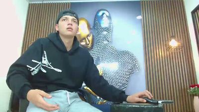 AlejoBussnek live cam on Cam4