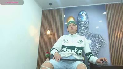 AlejoBussnek live cam on Cam4