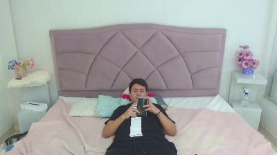 Alejo_naho live cam on Cam4