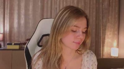 AlesiaPacquin live cam on Cam4