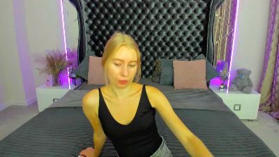 Alina__Blonde live cam on Cam4