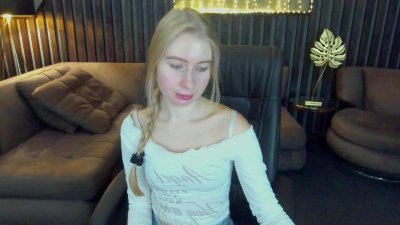 Alina__Blonde live cam on Cam4