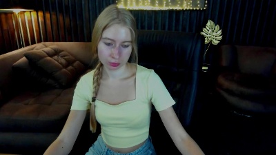 Alina__Blonde live cam on Cam4