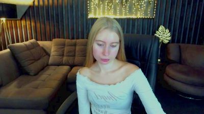 Alina__Blonde live cam on Cam4