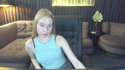 Alina__Blonde live cam on Cam4