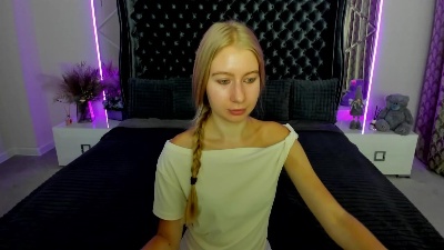 Alina__Blonde live cam on Cam4