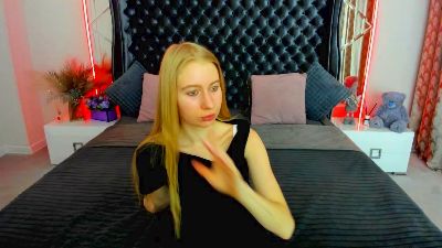 Alina__Blonde live cam on Cam4