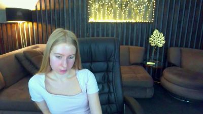 Alina__Blonde live cam on Cam4