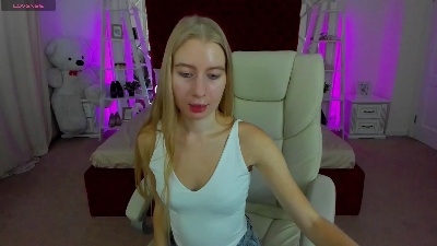 Alina__Blonde live cam on Cam4