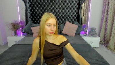 Alina__Blonde live cam on Cam4