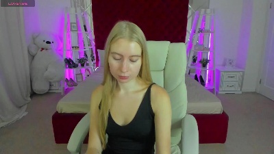 Alina__Blonde live cam on Cam4