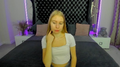 Alina__Blonde live cam on Cam4