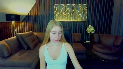 Alina__Blonde live cam on Cam4