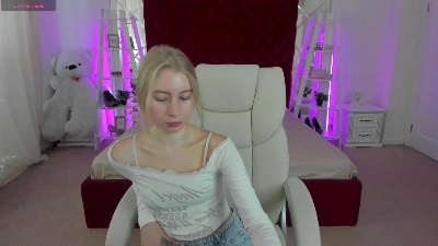 Alina__Blonde live cam on Cam4
