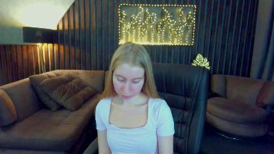 Alina__Blonde live cam on Cam4