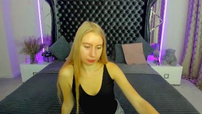 Alina__Blonde live cam on Cam4