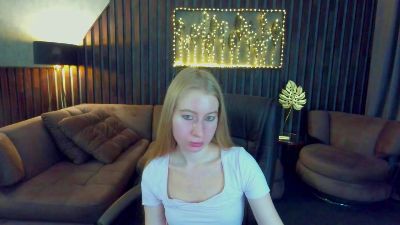 Alina__Blonde live cam on Cam4