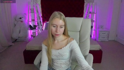 Alina__Blonde live cam on Cam4