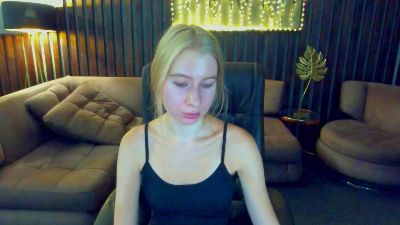 Alina__Blonde live cam on Cam4