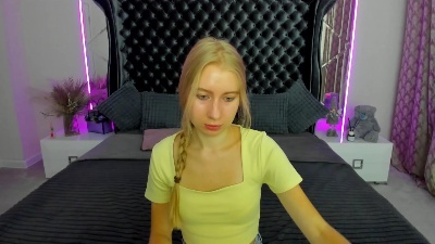 Alina__Blonde live cam on Cam4