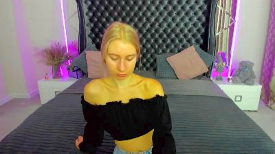 Alina__Blonde live cam on Cam4