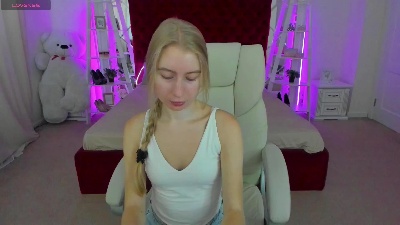 Alina__Blonde live cam on Cam4
