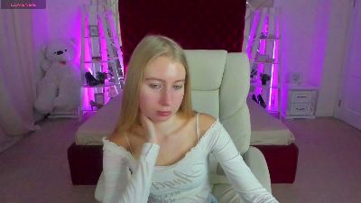 Alina__Blonde live cam on Cam4