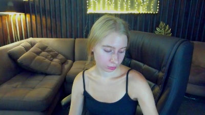 Alina__Blonde live cam on Cam4