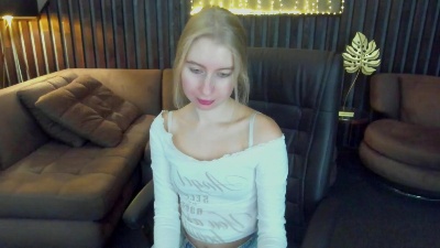 Alina__Blonde live cam on Cam4