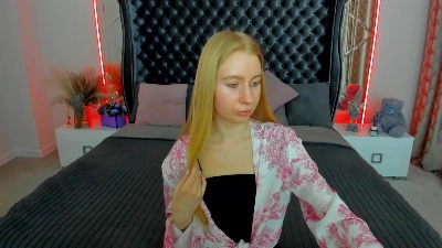 Alina__Blonde live cam on Cam4