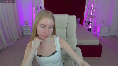 Alina__Blonde live cam on Cam4