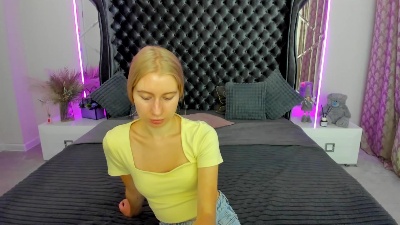 Alina__Blonde live cam on Cam4