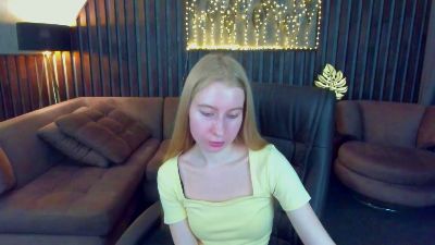 Alina__Blonde live cam on Cam4