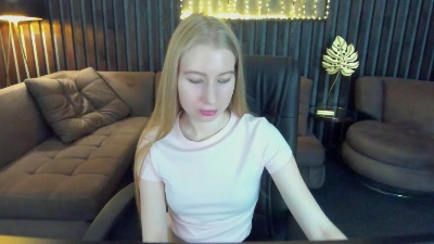 Alina__Blonde live cam on Cam4