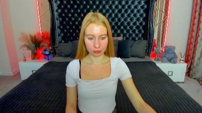 Alina__Blonde live cam on Cam4