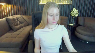 Alina__Blonde live cam on Cam4